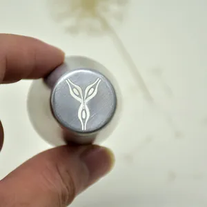 Vue détaillée d'une douille en acier inoxydable avec motif de fleur à cinq pétales