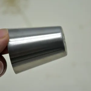 Détail d'un moule de cuisson en acier inoxydable brossé avec une texture métallique