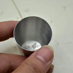 Vue détaillée de l'intérieur en acier inoxydable brossé avec motif de feuille gravé