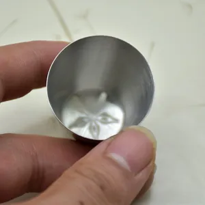 Vue macro de l'intérieur de la douille inox avec un motif étoile à six branches gaufré