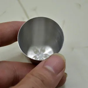 Détail de la douille en acier inoxydable avec motif floral gravé sur la base du moule