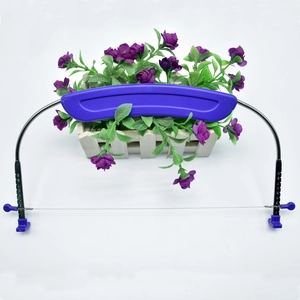 Coupe-gâteau réglable avec poignée ergonomique violette et graduation sur fond blanc