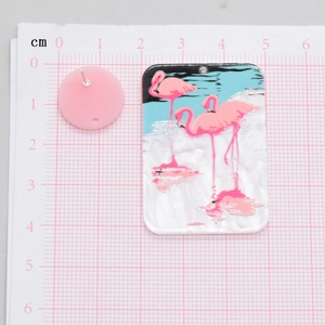 Pendentif flamant rose en acrylique et clous d'oreilles avec échelle de mesure