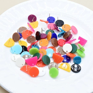Orecchini a perno colorati in acrilico tondi e semicerchi per gioielli fai-da-te su piatto