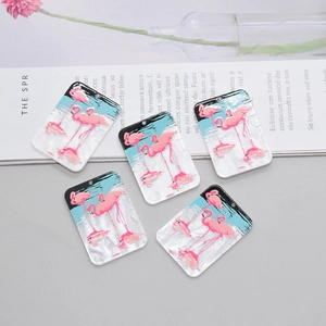 Cinq breloques flamants roses en acrylique avec fini nacré pour création bijoux DIY