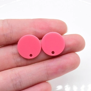 Dettaglio di pendente rotondo in acrilico rosa con foro per gioielli fai-da-te
