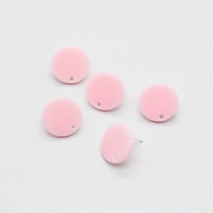 Détail de cinq clous d'oreilles ronds en acrylique rose mat avec trous pour bijoux DIY