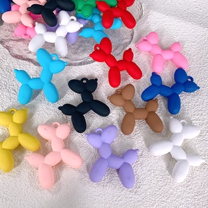Dettaglio macro di ciondoli a forma di cane palloncino opachi in vari colori con ganci