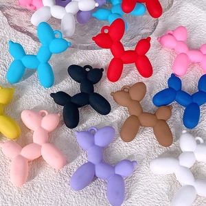 Dettaglio macro di ciondoli a forma di cane palloncino opaco per gioielli fai-da-te
