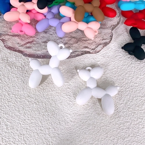 Vista macro di ciondoli colorati a forma di cane palloncino opaco per gioielli fai-da-te
