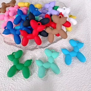 Macro di ciondoli colorati opachi a forma di cane palloncino con ganci per fai-da-te