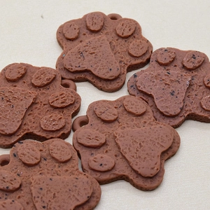 Détails de breloques patte de chat en PVC marron avec texture mate pour bijoux DIY