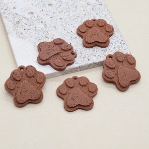 Vue détaillée de 5 breloques en PVC en forme de patte de chat pour la création de bijoux DIY