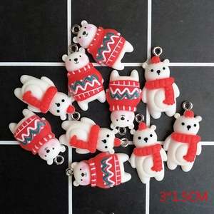 Vue détaillée de pendentifs ours de Noël en résine 3x1.5CM avec anneaux métalliques