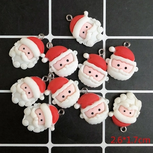 Détails de 10 breloques Père Noël en résine avec anneaux en métal pour bijoux DIY