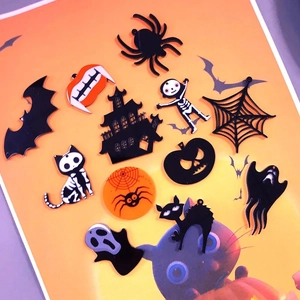 Nahaufnahme von Halloween-Anhängern aus Acryl mit Fledermäusen und Kürbissen für DIY
