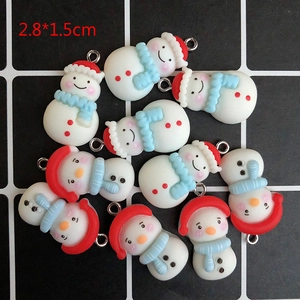Détail de pendentifs bonhomme de neige en résine pour bijoux de Noël avec anneaux en métal