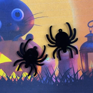 Detail von glänzend schwarzen Acryl-Spinnenanhängern mit Loch für Halloween DIY Schmuck