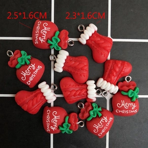 Détail de breloques de Noël en résine pour la création de bijoux DIY personnalisés