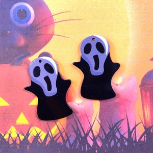 Makroansicht klassischer Scream-Ghostface-Acrylanhänger für Halloween-DIY-Schmuckherstellung