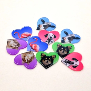Kleurrijke hartvormige acryl hangers met dierpatronen voor DIY-sieraden maken