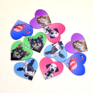 Detail van acryl hartvormige hangers met dierenprints en ophanggaten voor doe-het-zelf sieraden