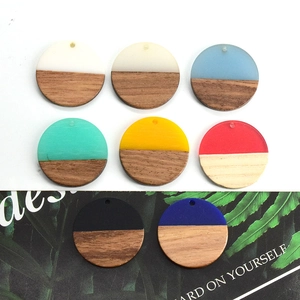 Kleurrijke ronde hangers van hars en hout voor DIY-sieraden en oorbellen maken