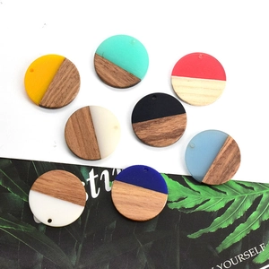 Detailopname van kleurrijke ronde hangers van hout en hars voor DIY-sieraden maken
