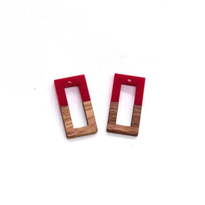 Detail van rode hars en houten rechthoekige hangers met ophanggat voor DIY-sieraden maken
