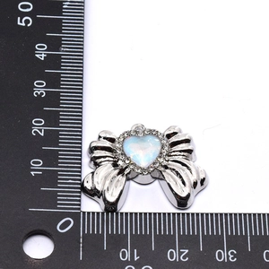 Colgante de lazo de corazón de aleación con opalo azul claro y strass para bisutería