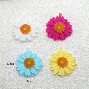 Colgantes de margaritas 3D de colores con acabado brillante en blanco, rosa, azul y amarillo