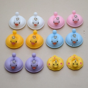Vue rapprochée de pendentifs canards en résine avec bouées pour accessoires de bijoux