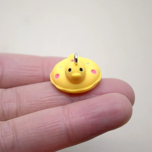 Mini pendentif canard jaune en résine dans une bouée à pois roses pour bijoux DIY