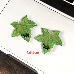 Detail van de 4x3,8 cm groene acryl blad hanger met bessen voor DIY sieraden maken