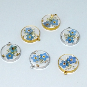 Pendentifs ronds en résine faits main avec fleurs de myosotis bleues et feuille d'or