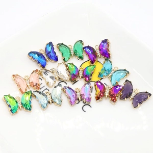 Pendentifs papillon en cristal coloré de couleurs variées avec bordure en zircon doré