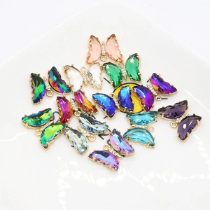 Pendentifs papillons en cristal coloré avec cadres dorés et éclats de zircone