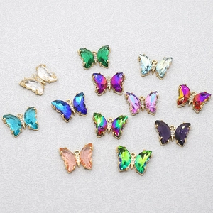 Pendentifs papillon en cristal coloré en 12 coloris avec monture dorée et zircons