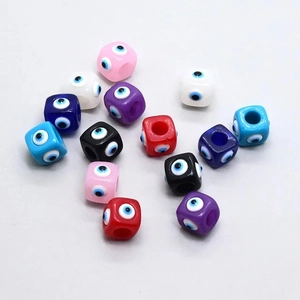 Perles carrées œil maléfique en résine colorée pour création de bijoux et colliers