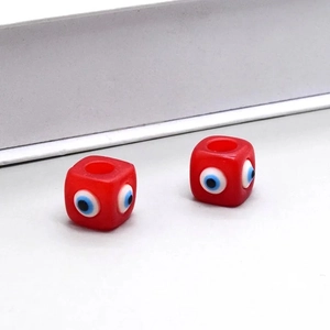 Détails de perles carrées rouges en résine avec œil protecteur pour création de bijoux