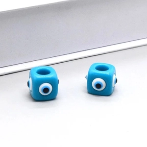 Détails macro de perles carrées en résine œil maléfique bleues pour bijoux DIY