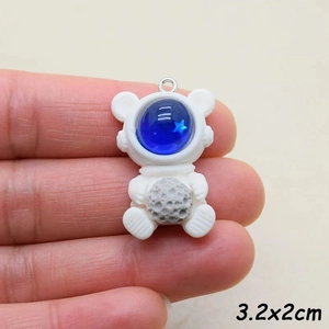 Détail macro du pendentif ours astronaute en résine avec indicateur de taille 3,2x2cm