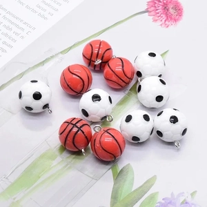 DIY 3D Basketball und Fußball Anhänger aus Harz mit Metallringen für Schmuckherstellung