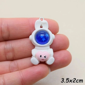 Détail du pendentif astronaute lapin en résine avec cœur rose et taille 3,5x2cm