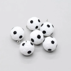 Detailansicht von sechs Mini-3D-Fußball-Anhängern aus Harz mit Metallringen für DIY