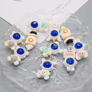 Pendentifs en résine astronaute et fusée pour bijoux avec détails scintillants
