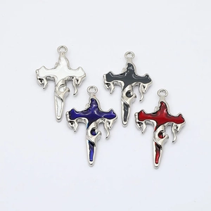 Pendentifs croix style punk gothique en alliage avec émail en quatre couleurs
