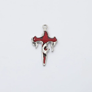 Pendentif croix punk gothique en métal liquide avec émail rouge sur fond blanc pur
