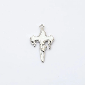 Détail du pendentif croix flamme punk avec émail blanc et finition argentée brillante