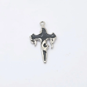 Vue détaillée du pendentif croix gothique en alliage argenté et détails en émail noir